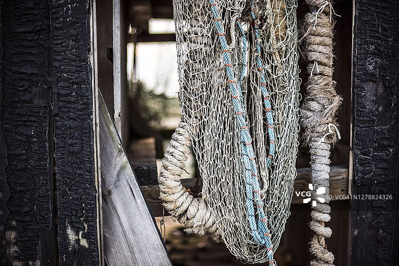 英国肯特郡邓杰内斯海滩上的旧渔船图片素材