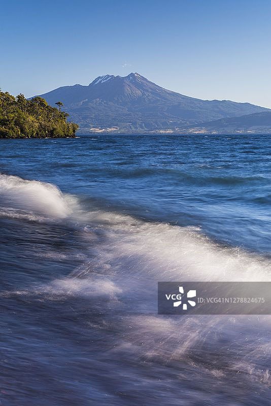 日落时分的卡尔布科火山，从延基韦湖上的海滩上望去，智利湖区，智利，南美洲图片素材