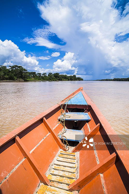 秘鲁坦博帕塔国家保护区亚马逊丛林地区的乘船之旅图片素材
