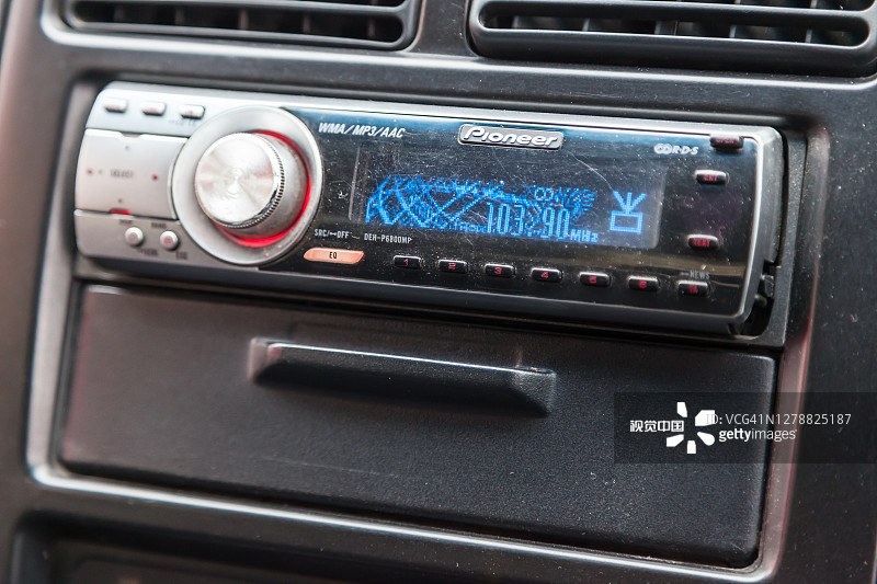 仪表板上的Pioneer 1din汽车收音机图片素材