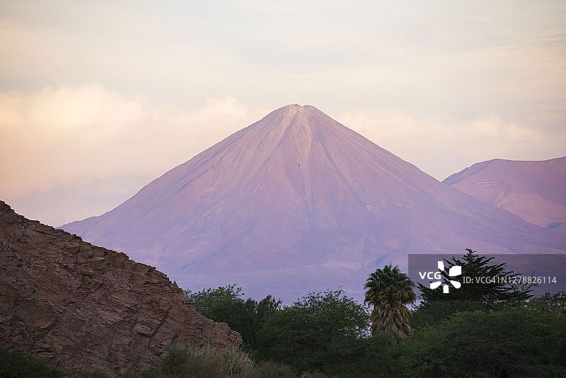 日落时分的利坎卡武尔火山（海拔5920米），位于南美洲智利北部阿塔卡马沙漠图片素材