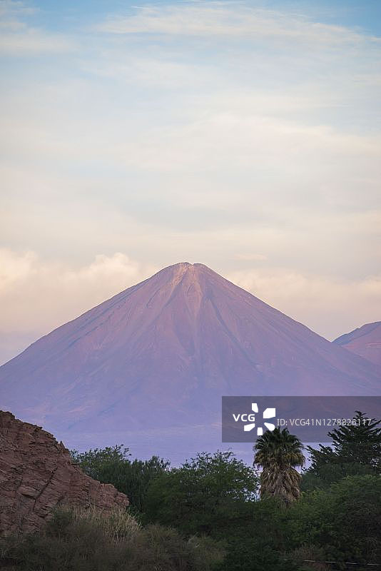 日落时分的利坎卡武尔火山（海拔5920米），位于南美洲智利北部阿塔卡马沙漠图片素材