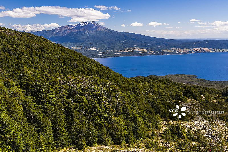 智利湖区卡尔布科火山和Llanquihue湖图片素材