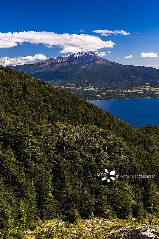 智利湖区卡尔布科火山和Llanquihue湖图片素材