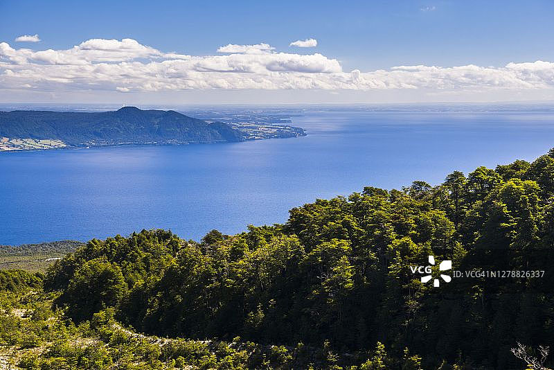 智利湖区卡尔布科火山和Llanquihue湖图片素材