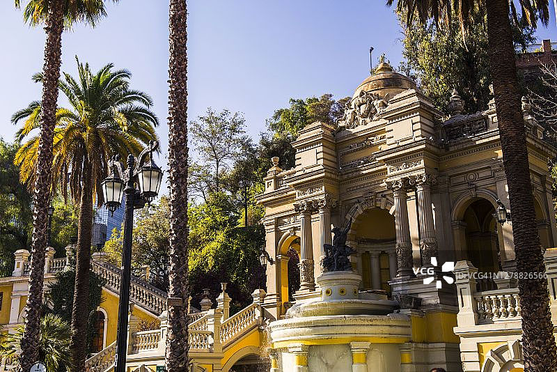 智利圣地亚哥圣卢西亚公园的海神喷泉图片素材