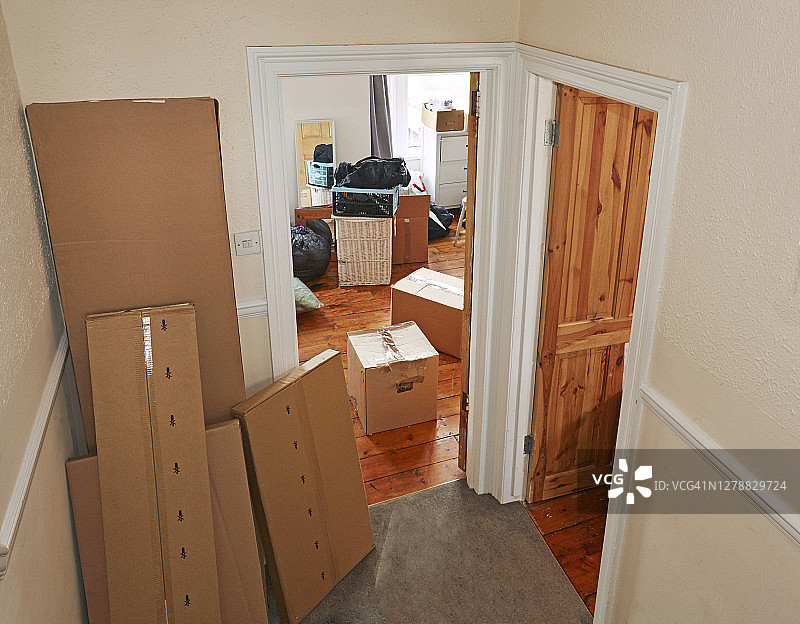 堆满包装盒的房间内部图片素材