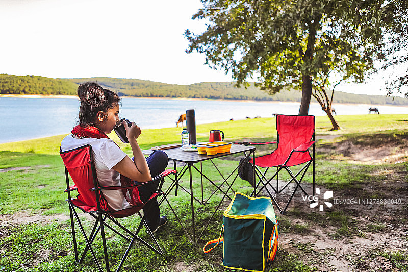 女人喝咖啡图片素材