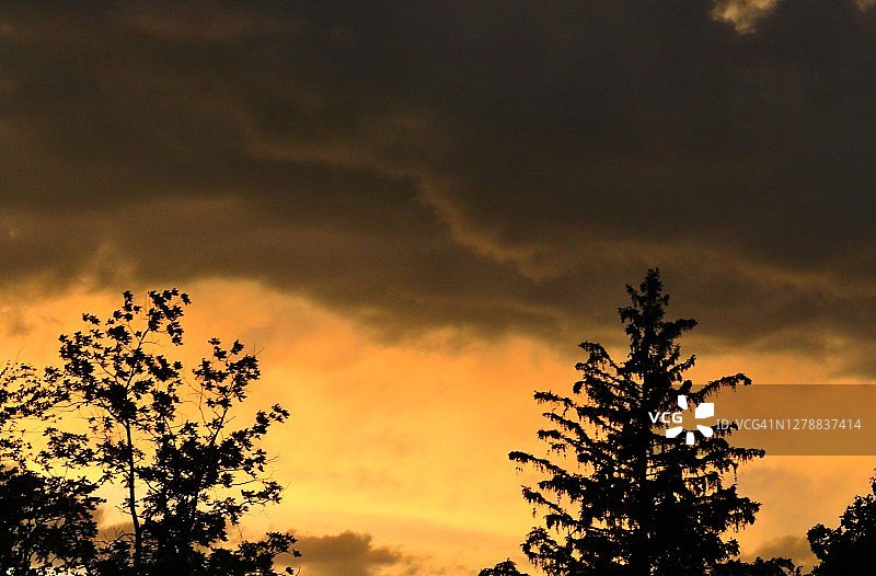 暴雨过后天空中的彩色图案图片素材