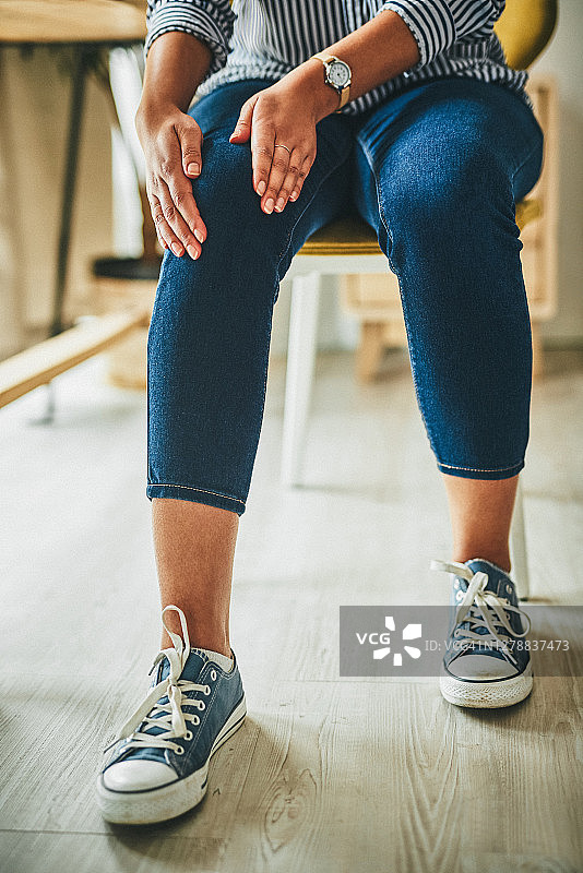 长时间坐在办公桌前可能会拉伤韧带图片素材