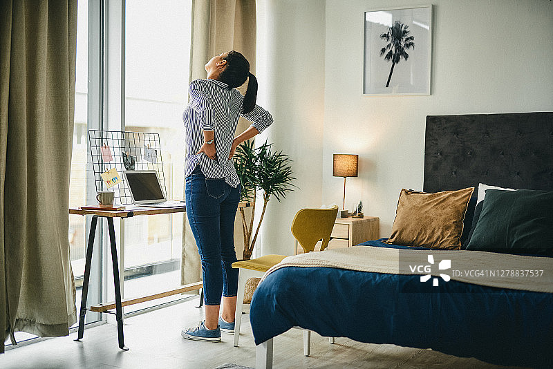 长时间坐着和弯腰驼背会导致背痛图片素材