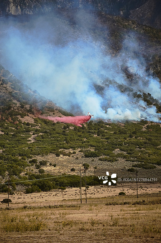 在犹他州尼腓投放Phos-Chek阻燃剂图片素材