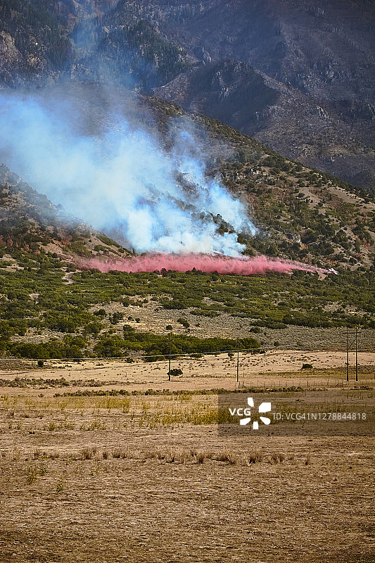 在犹他州尼腓投放Phos-Chek阻燃剂图片素材