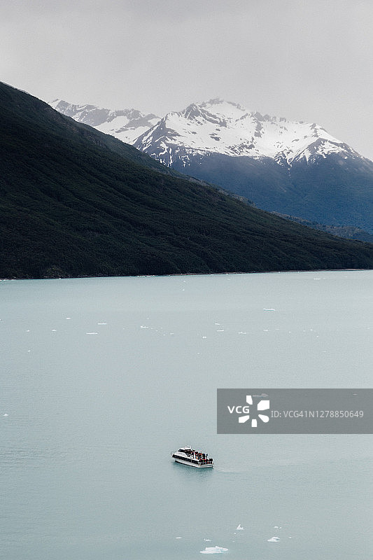 阿根廷巴塔哥尼亚莫雷诺冰川附近的特帕诺斯运河上的小船图片素材