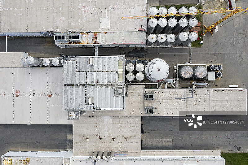 带筒仓的工业建筑鸟瞰图图片素材