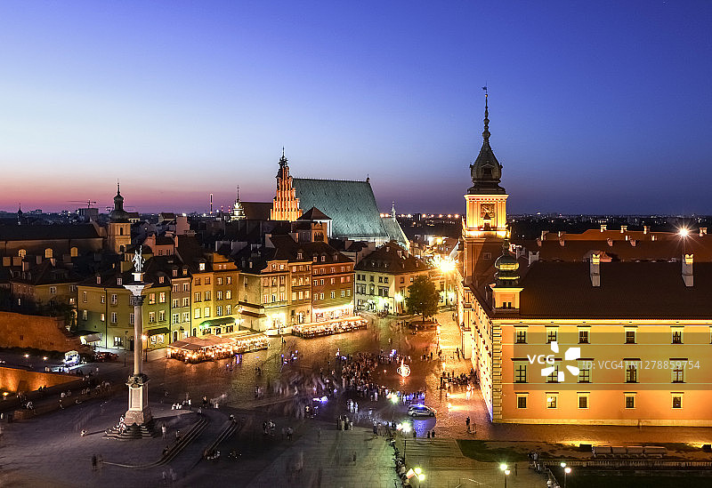 波兰华沙老城在黄昏时分的壮丽景色，联合国教科文组织遗产图片素材