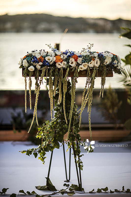 婚礼招待会：为新婚夫妇准备的餐桌图片素材