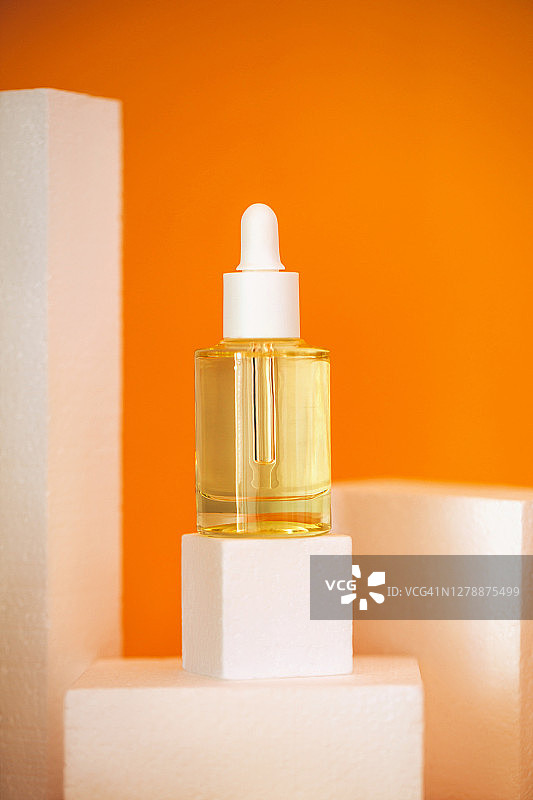 装有护肤品的玻璃瓶图片素材