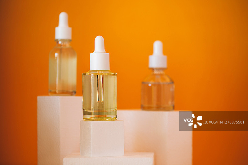 化妆品玻璃瓶套装图片素材