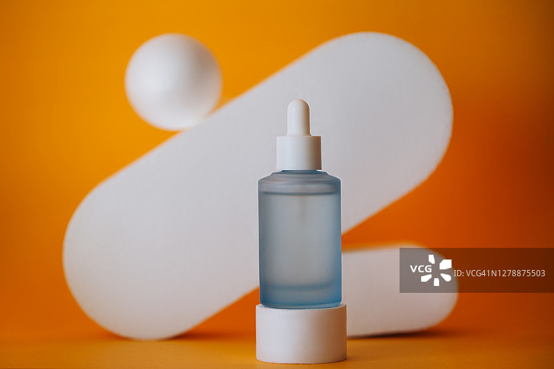 影棚内的化妆品瓶子图片素材