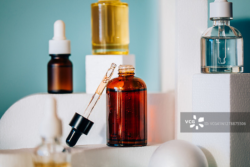 现代工作室中的玻璃滴管瓶图片素材