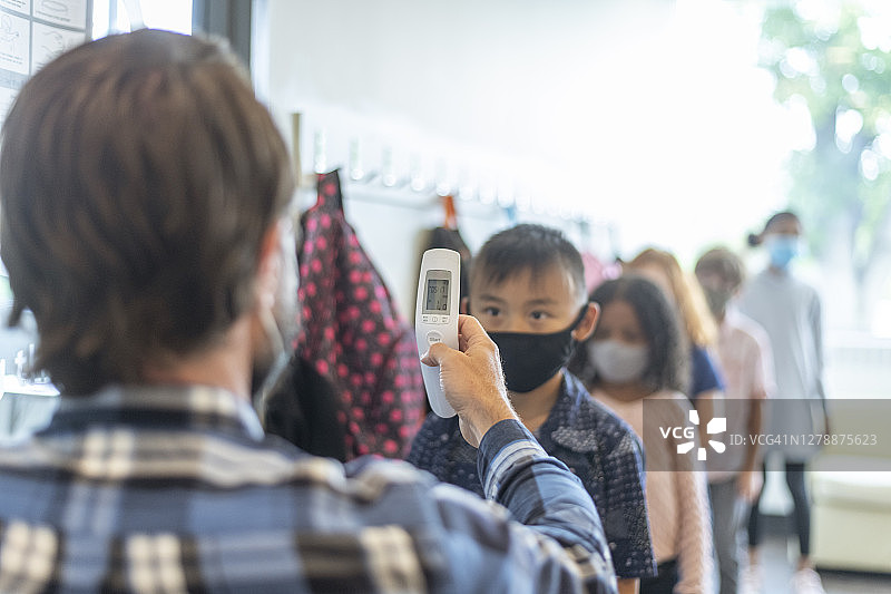 学生在进入学校前进行体温检查图片素材