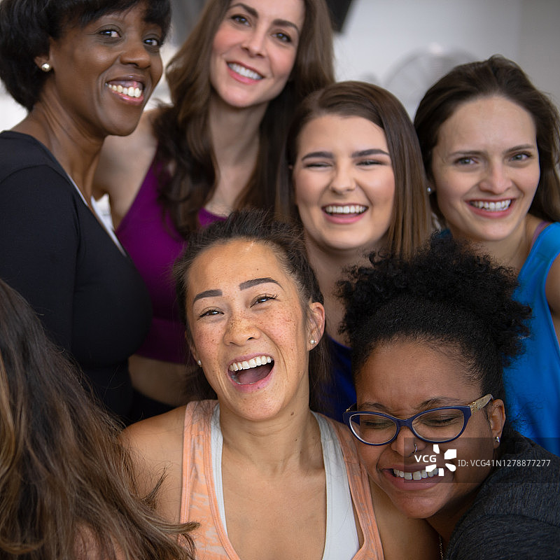 不同肤色的美丽女性合影图片素材