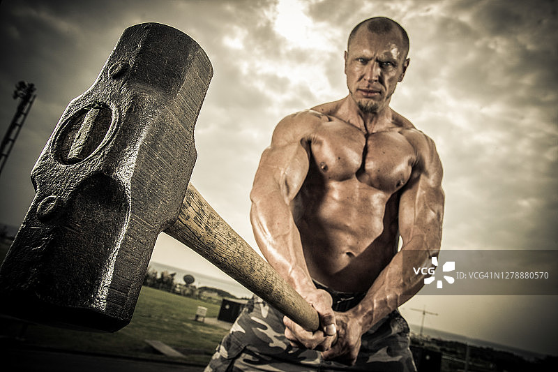 健身教练在户外用大锤训练图片素材