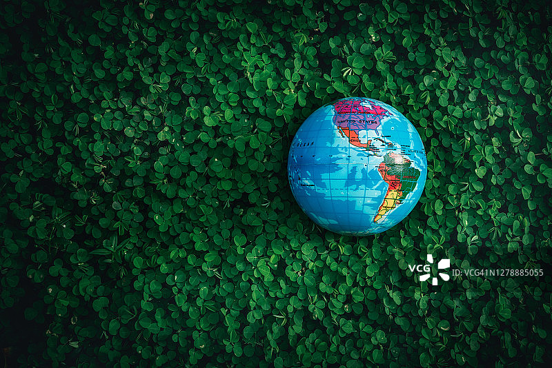 拯救世界与环境保护概念：阳光下的地球模型图片素材