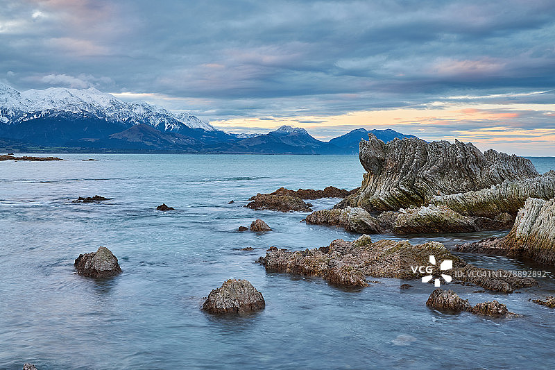 凯库拉海岸线上的岩层图片素材