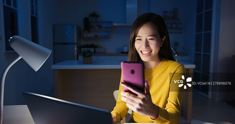 在家进行远程视频会议图片素材