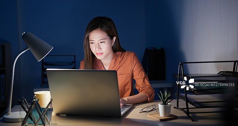 在家工作的亚洲女子图片素材