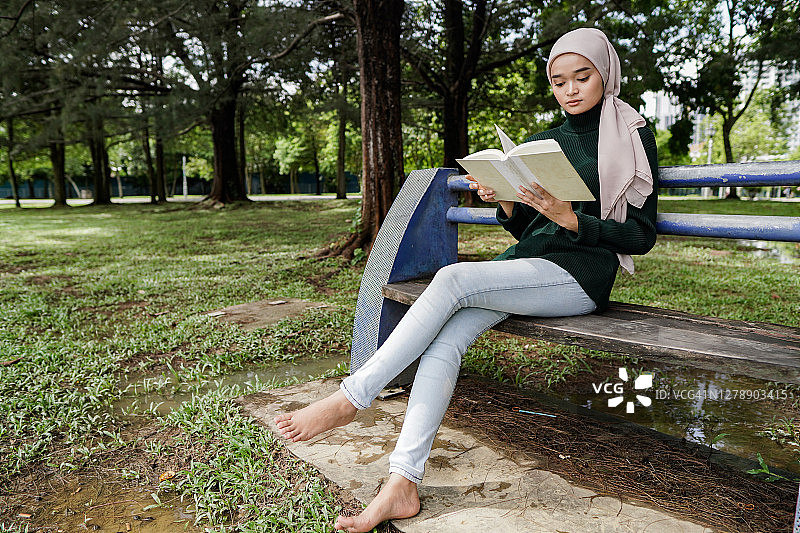 戴头巾的少女在自然中享受孤独图片素材