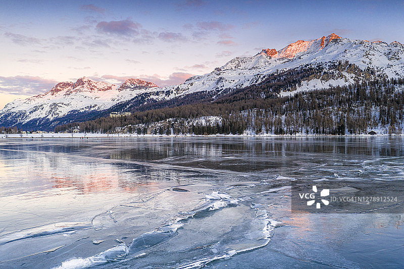 瑞士科尔瓦奇峰和锡尔斯湖的冰冻雪景图片素材
