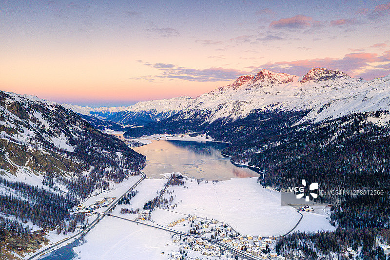 瑞士希尔瓦普拉纳湖和雪峰上的冬季日落图片素材
