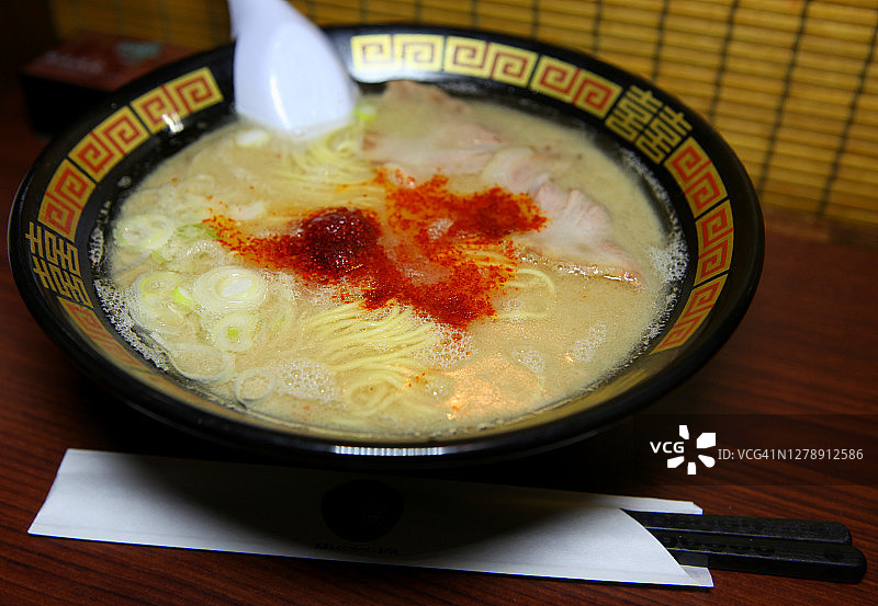 博多豚骨拉面配辣酱图片素材