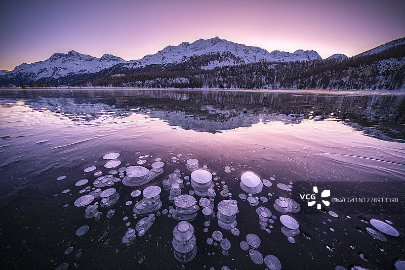瑞士希尔斯湖冬季日落冰泡景观图片素材