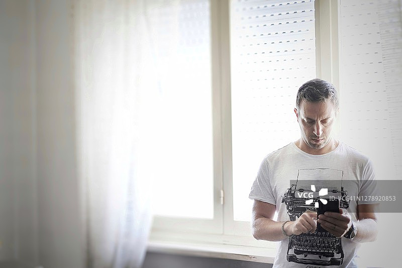 在家工作的人，社交隔离概念图片素材