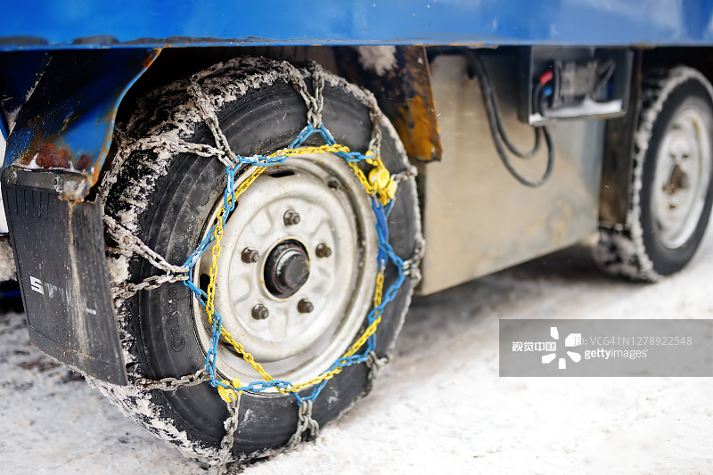 暴风雪中萨斯费山区度假胜地公务车车轮上的链条图片素材