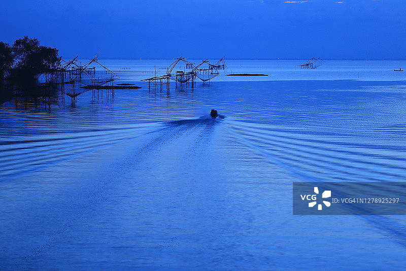 清晨湖上的捕鱼陷阱图片素材