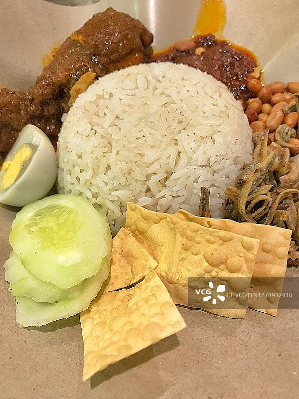 纸上的马来西亚传统食物椰浆饭俯视图图片素材
