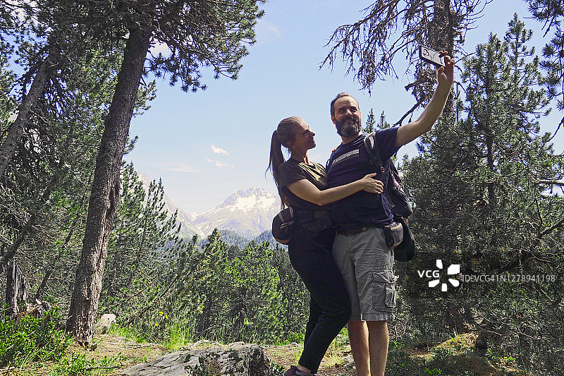 在浪漫山景中自拍的年轻夫妇图片素材