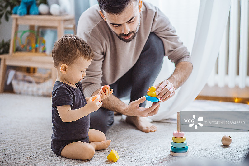 和宝宝儿子一起玩耍图片素材