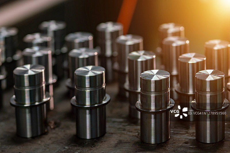 数控机床生产的机器零件图片素材