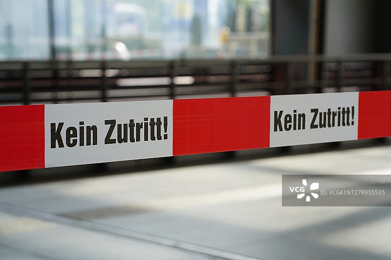平台上带有德语“禁止入内”字样的警戒线特写图片素材