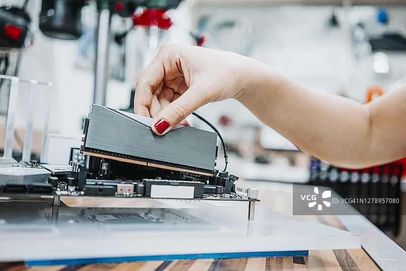 在主板上安装内存条的特写图片素材