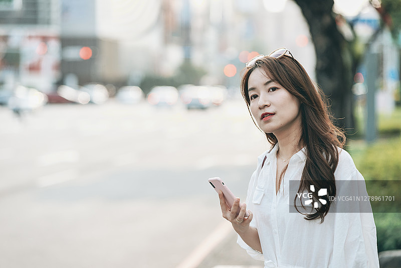 亚洲女性在等候出租车图片素材