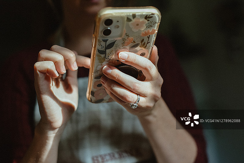 女人使用智能手机时手的特写图片素材