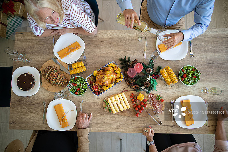 老年朋友家中欢乐午餐时光图片素材