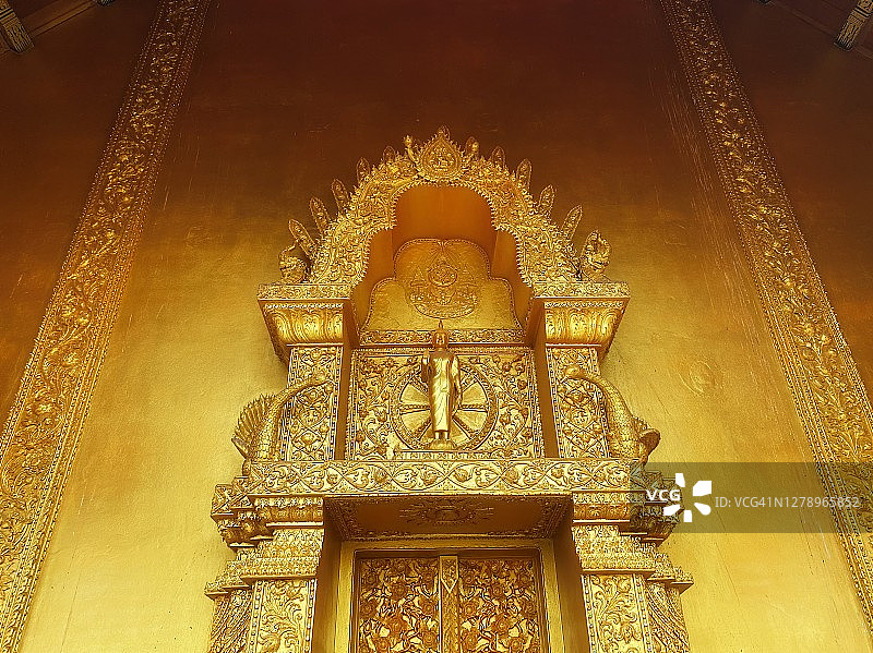 通过金色工艺讲述佛教故事的泰国寺庙之美图片素材